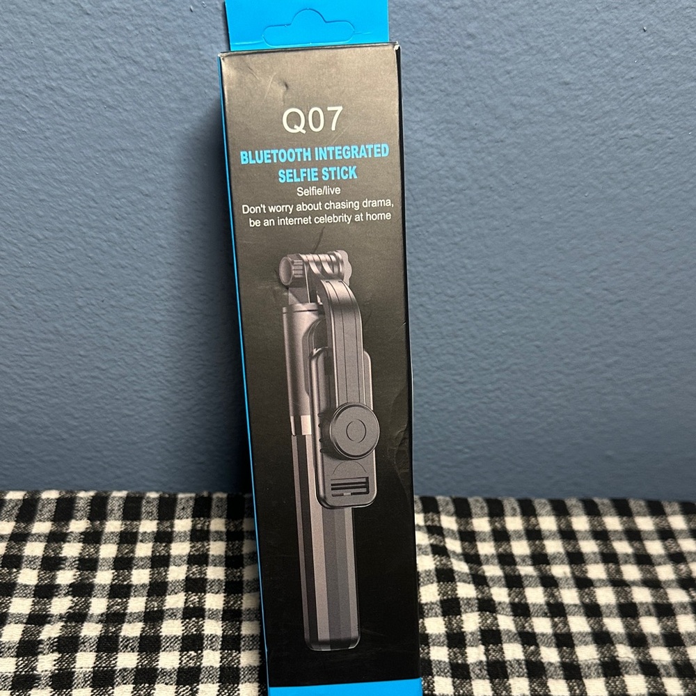 Bluetooth Integrated Selfie Stick New in Box
